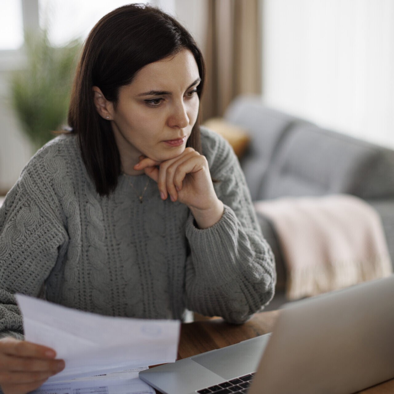 Personne consultant ses prestations d’assurance-emploi en ligne pour gérer son budget.