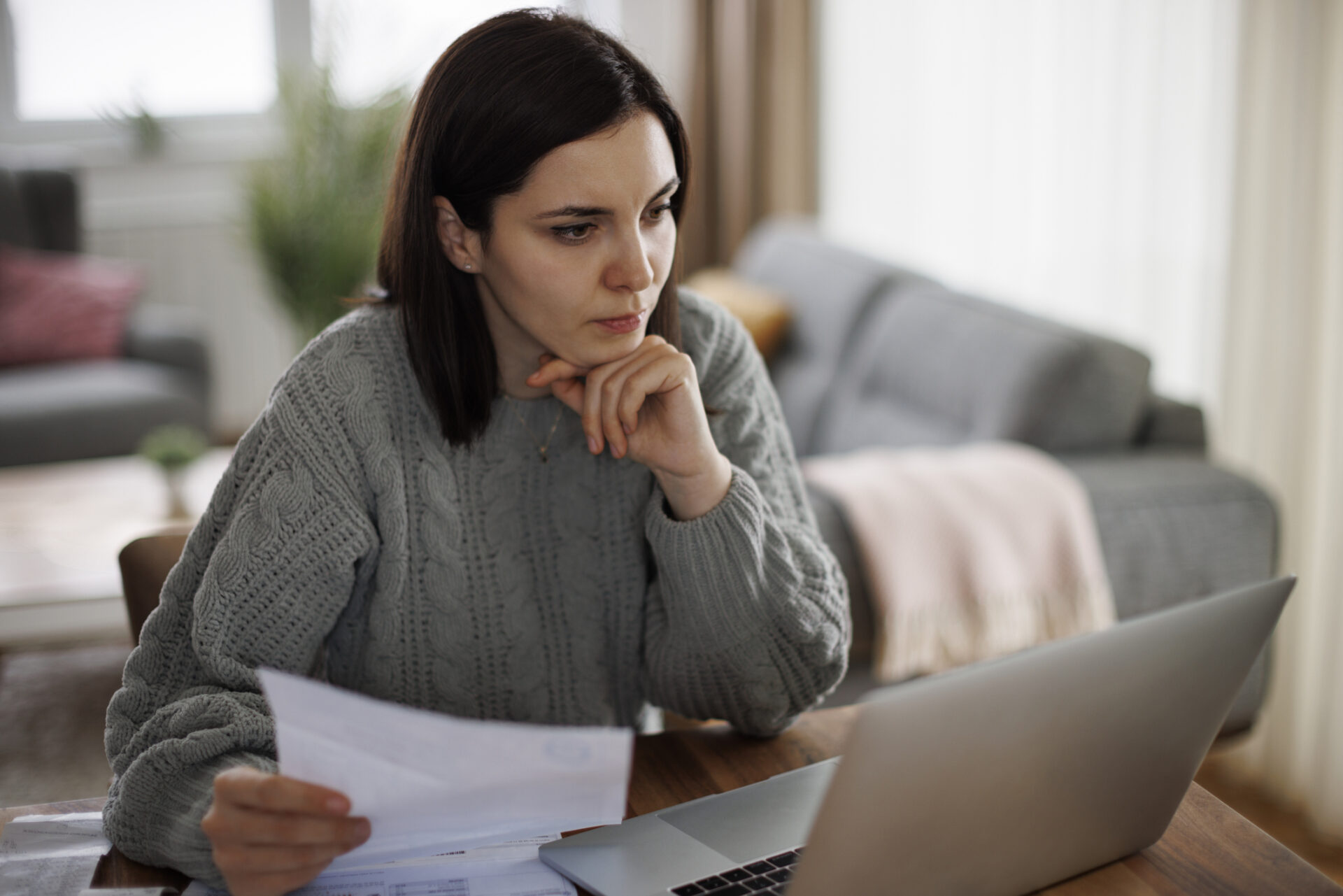 Personne consultant ses prestations d’assurance-emploi en ligne pour gérer son budget.