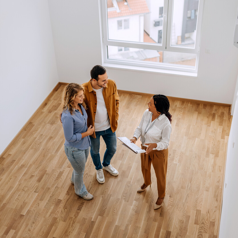Un couple visite un appartement vide, illustrant le concept d’aide au loyer pour trouver un logement abordable au Québec.