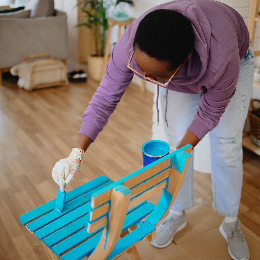 Déco maison : une femme repeint une chaise en bois bleu pour personnaliser son intérieur à petit prix.