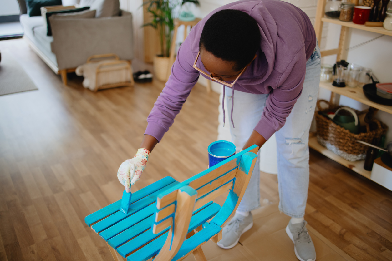 Déco maison : une femme repeint une chaise en bois bleu pour personnaliser son intérieur à petit prix.