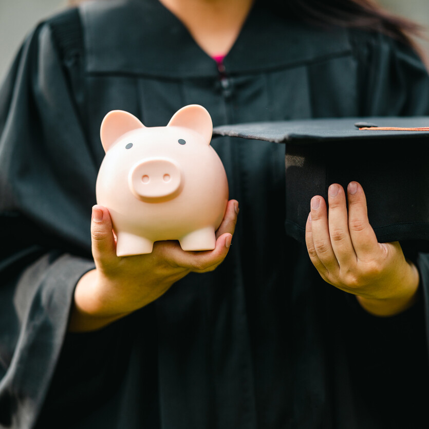 Image d’étudiant en toge avec tirelire et mortier, représentant les solutions pour financer les études postsecondaires efficacement.